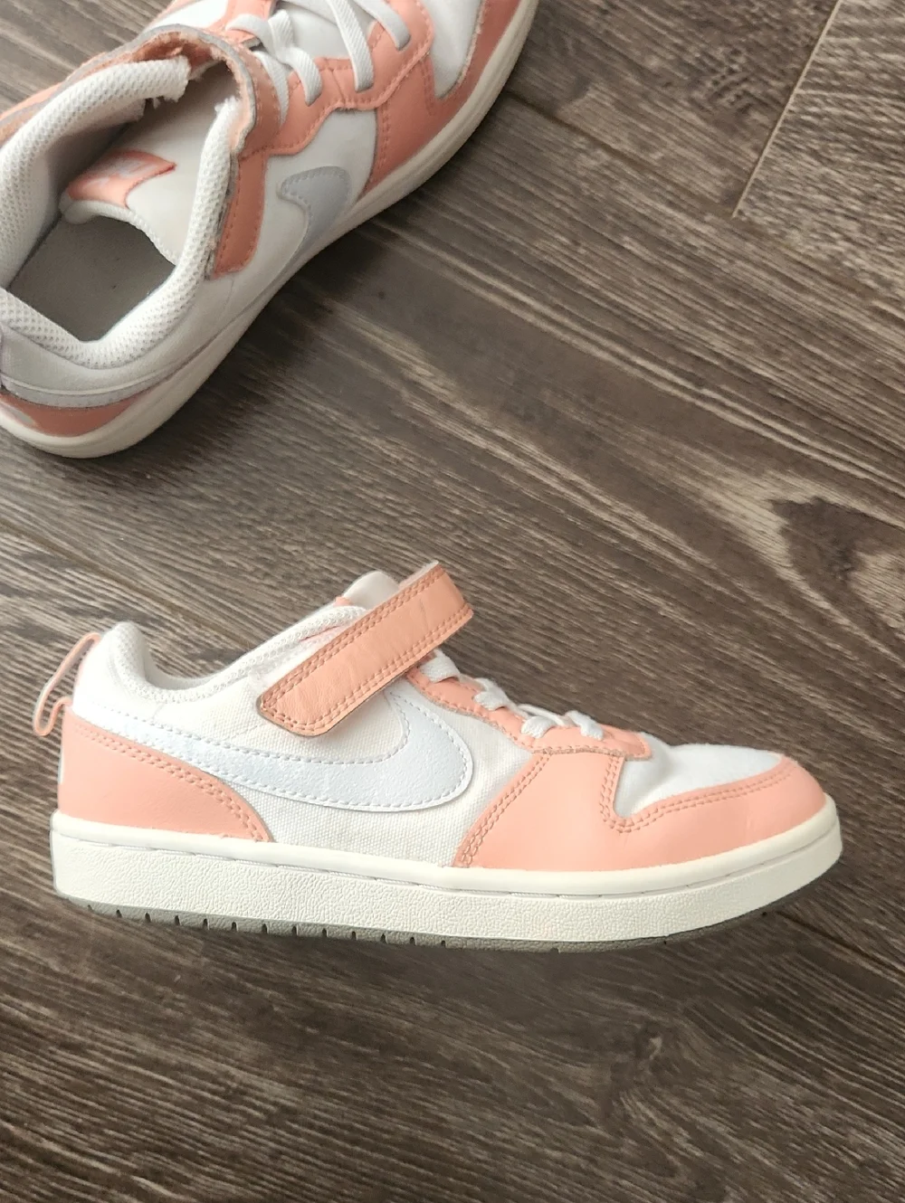 Nike Kids Peach & White Low-Top Sneakers with Hook-and-Loop Strap SZ 1Y - Picture 8 of 10